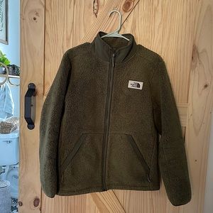 Barely worn North Face! Men’s olive green full zip fleece in great condition.